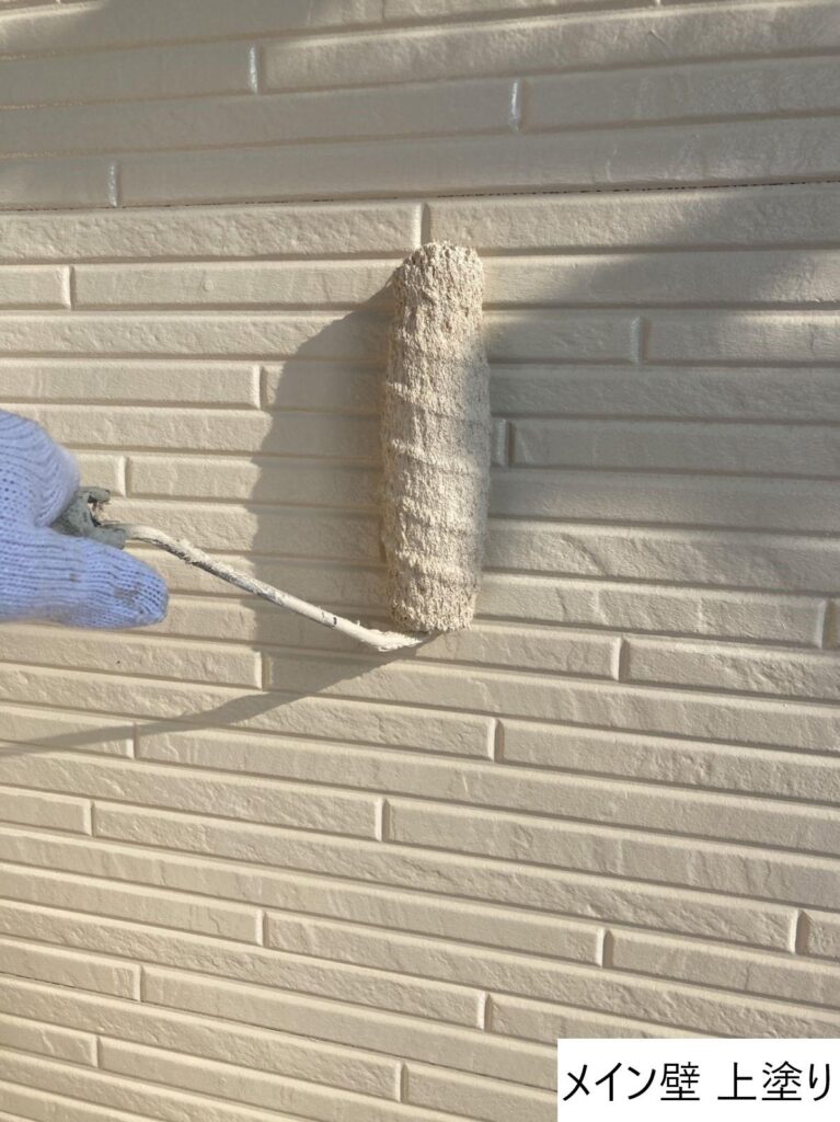 外壁の上塗りを行います。<br />
塗料の性能を十分に発揮させるためには、上塗りの塗装が必要不可欠です。