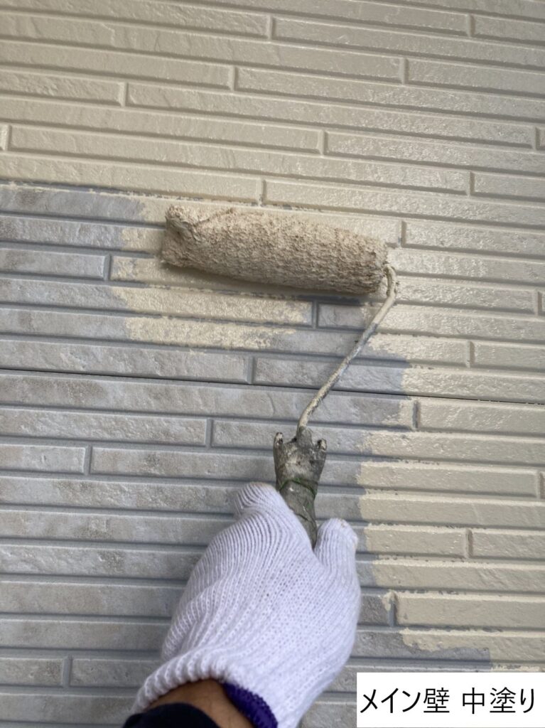 外壁の中塗りを行います。<br />
中塗りの段階で凹凸などのない平らでなめらかな下地をつくっておくことで、上塗りがきれいに塗れるため、より美しく仕上げることができます。