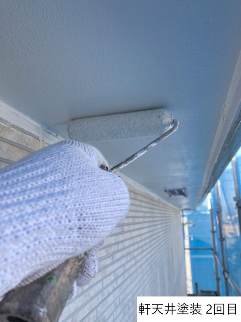 軒天の塗装2回目を行います。<br />
細かな塗装も手作業で丁寧に塗装していきます。