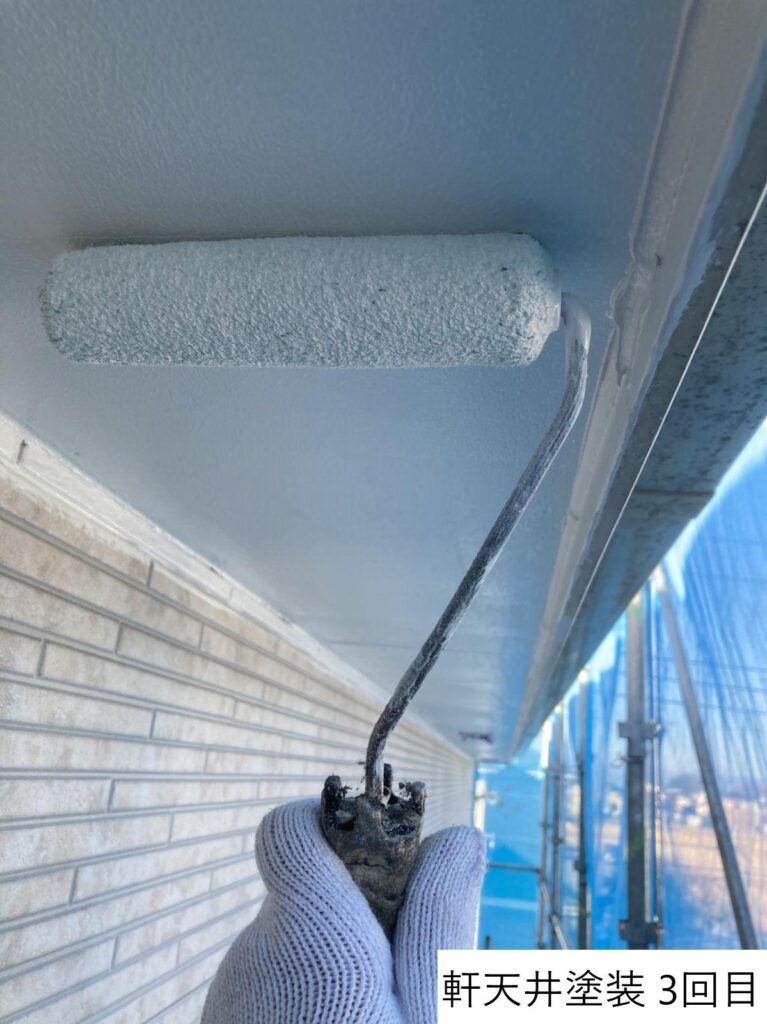 軒天塗装3回目です。