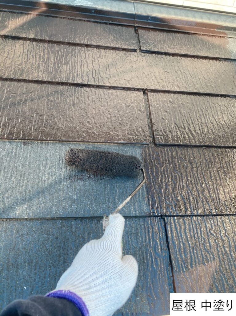 屋根の中塗りを行います。<br />
また、ファインパーフェクトベストは、藻やかびの発生を抑制し建物の美観を維持します。