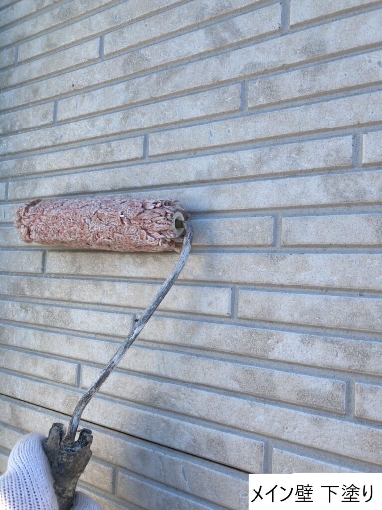外壁の下塗りを行います。<br />
下塗りは外壁材と中塗り・上塗り塗料との接着力を強め、耐久性に優れた外壁塗膜を作り出す、大切な工程です。