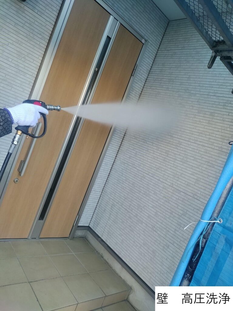 高圧洗浄です。高圧洗浄をすることで、屋根の汚れや塗装残りなどをしっかりと落とし、塗装ののりをよくします。