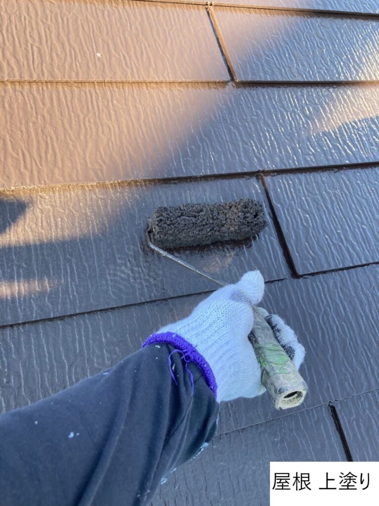 屋根の上塗りを行います。<br />
塗膜の劣化の原因となるラジカルを制御することができるため、劣化を防ぐことができ、優れた耐用年数を期待することができます。
