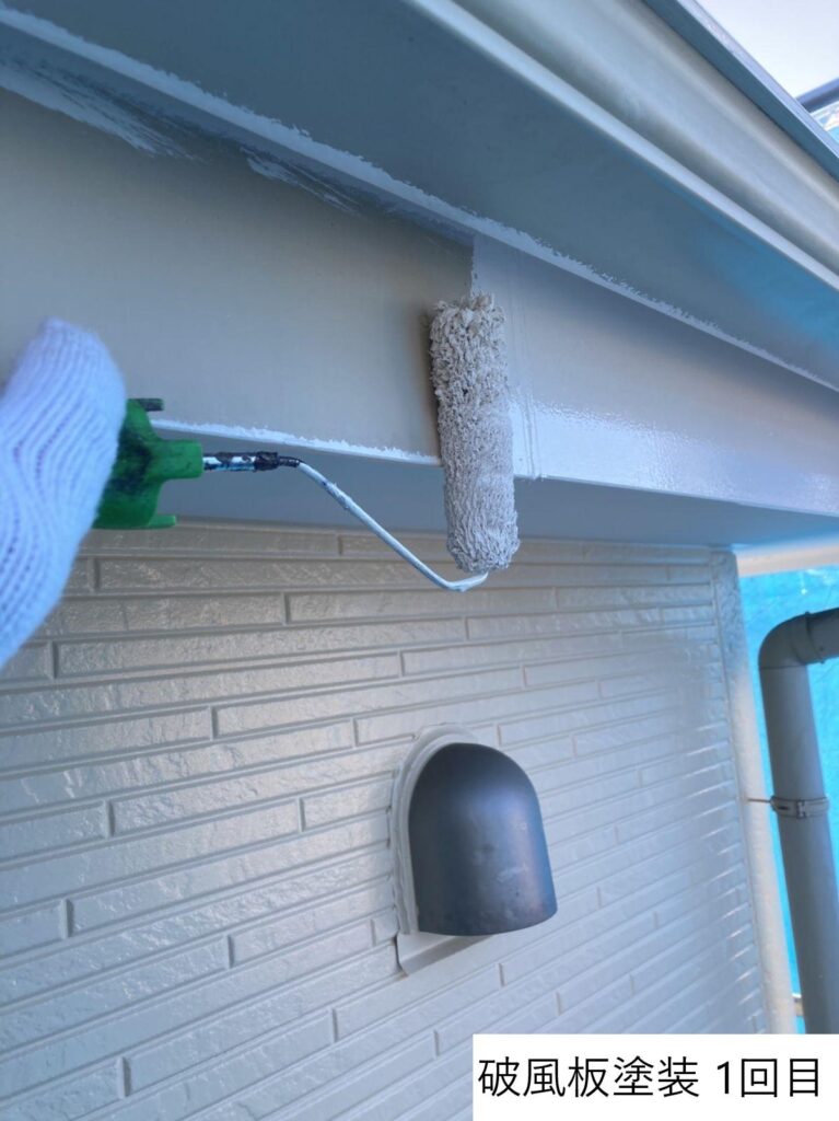 破風板塗装を行います。<br />
しっかりと丁寧に手塗りで施工します。