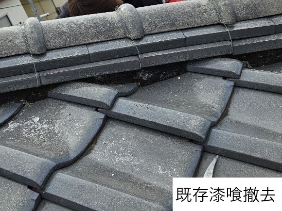 漆喰詰め直しです。古い漆喰を撤去していきます。