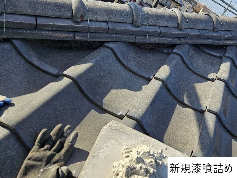 漆喰詰め直しです。新しい漆喰を詰めていきます。