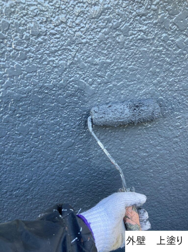 外壁の上塗りを行います。<br />
塗料の性能を十分に発揮させるためには、上塗りの塗装が必要不可欠です。