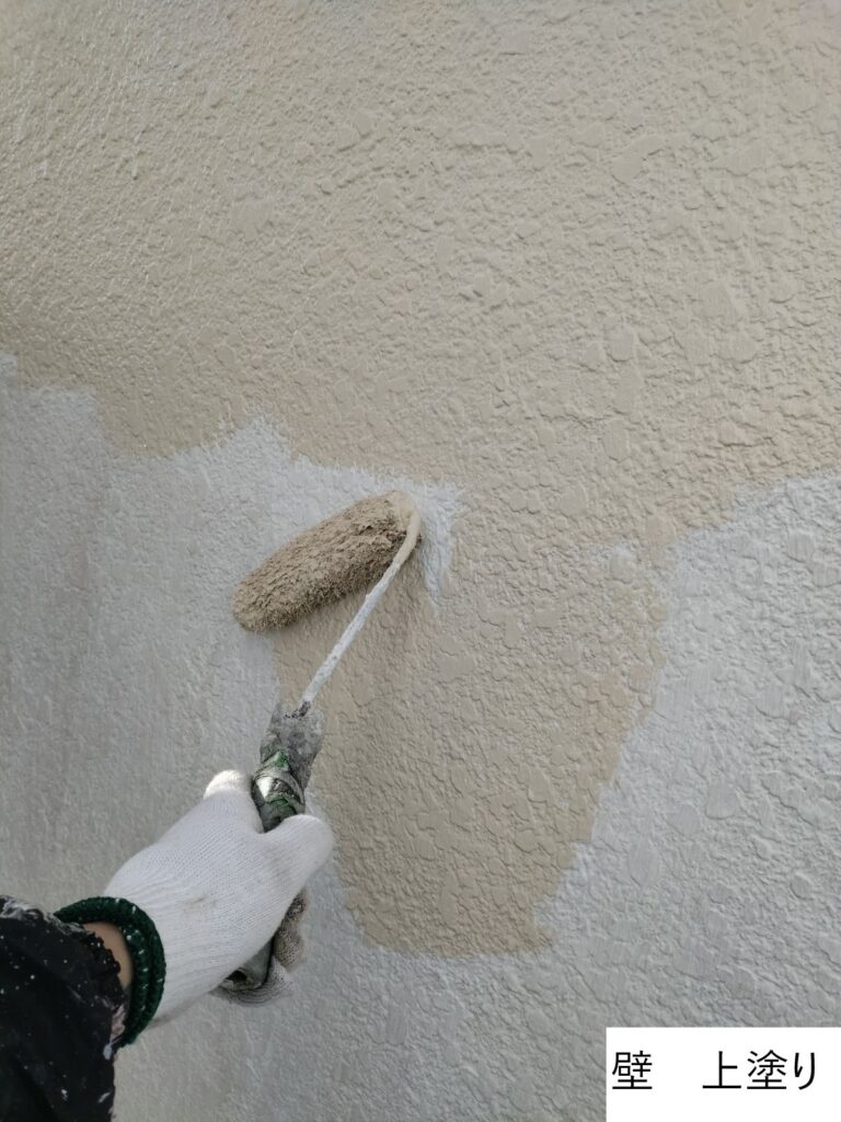 外壁の上塗りを行います。<br />
塗料の性能を十分に発揮させるためには、上塗りの塗装が必要不可欠です。