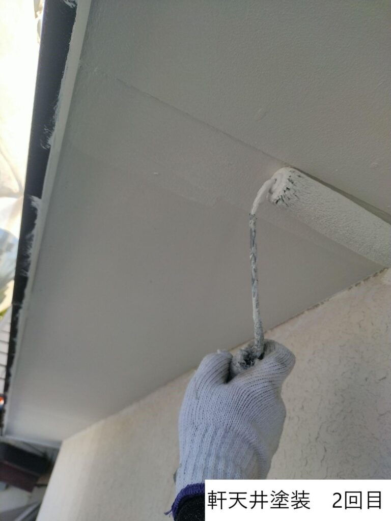 軒天塗装2回目です。