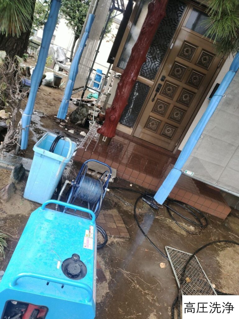 高圧洗浄です。高圧洗浄をすることで、汚れや塗装残りなどをしっかりと落とし、塗装ののりをよくします。