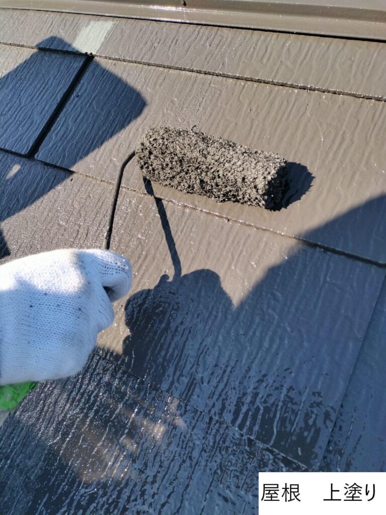 屋根の上塗りを行います。<br />
塗料の性能を十分に発揮させるためには、上塗りの塗装が必要不可欠です。