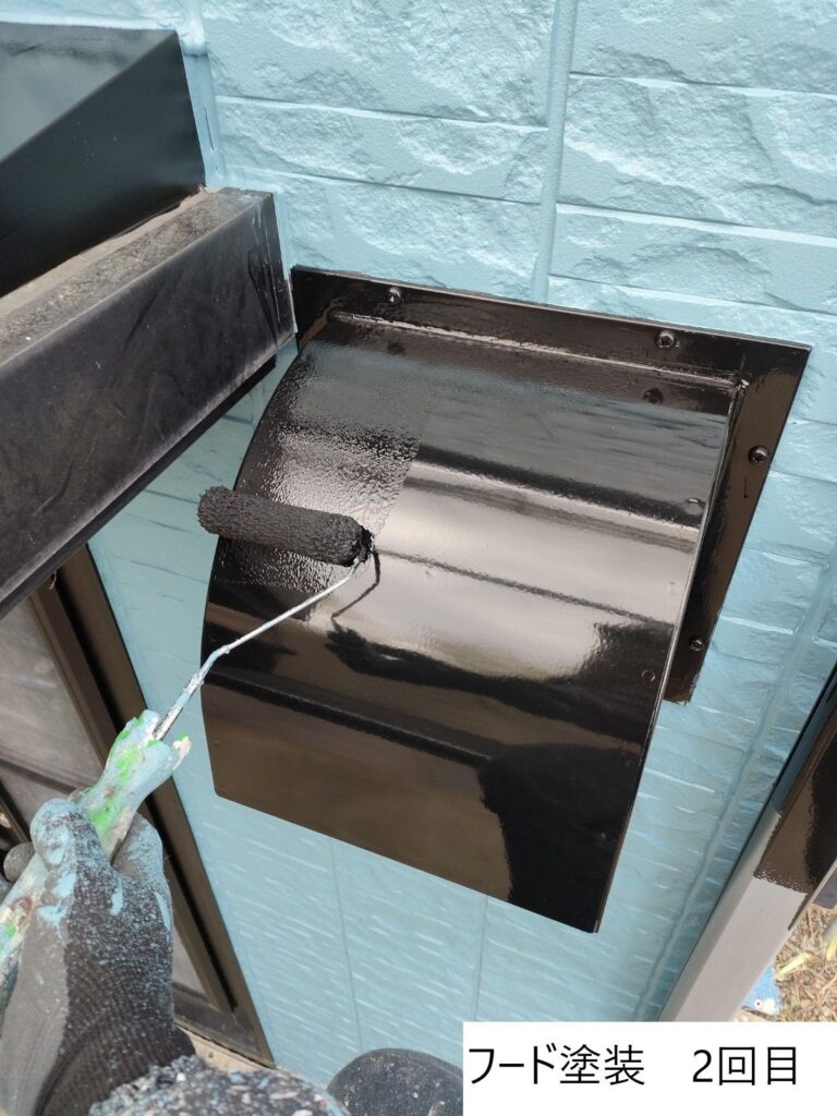 フード塗装2回目です。付帯部もしっかり2重で塗装します。