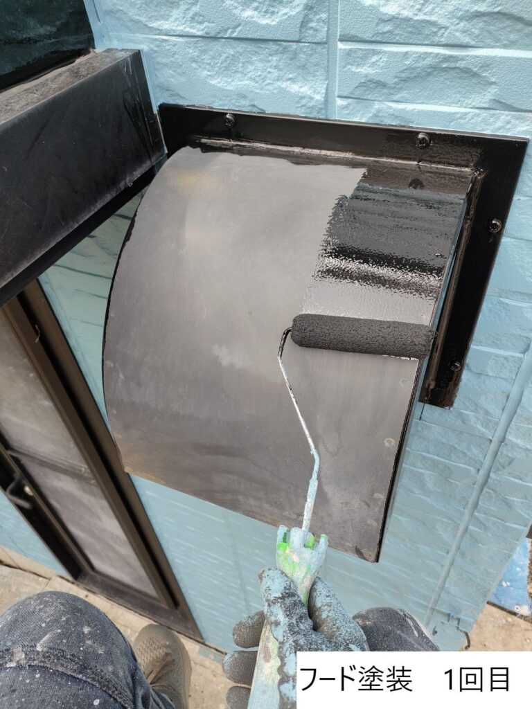 フード塗装1回目です。ケレン（下地処理）をしたことにより表面の凹凸がなくなり塗料ののりが良くなります。