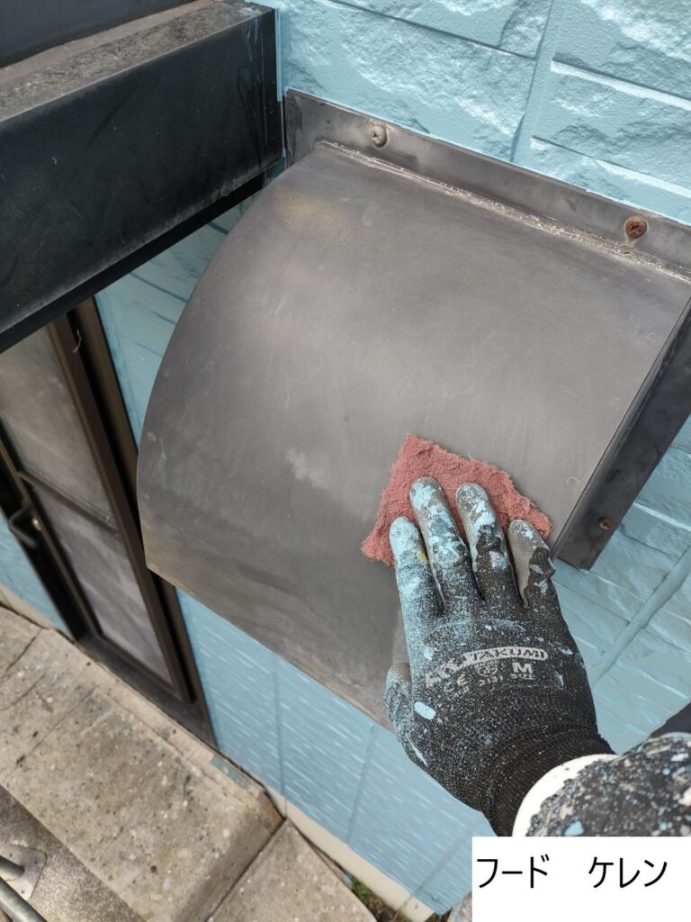 フード塗装前のケレン（下地処理）をします。塗装をする前にきれいにしてしっかり塗装できるようにします。