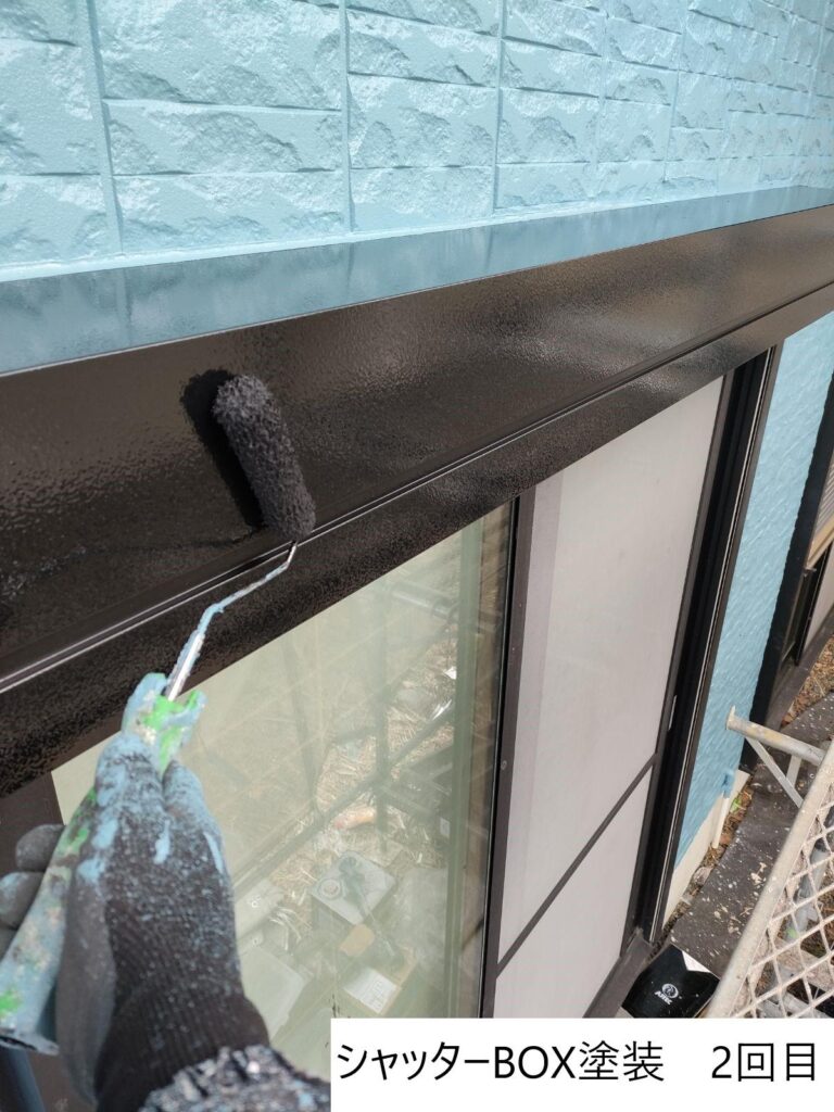 シャッターボックス塗装2回目です。細かな塗装も手作業で丁寧に塗装していきます。