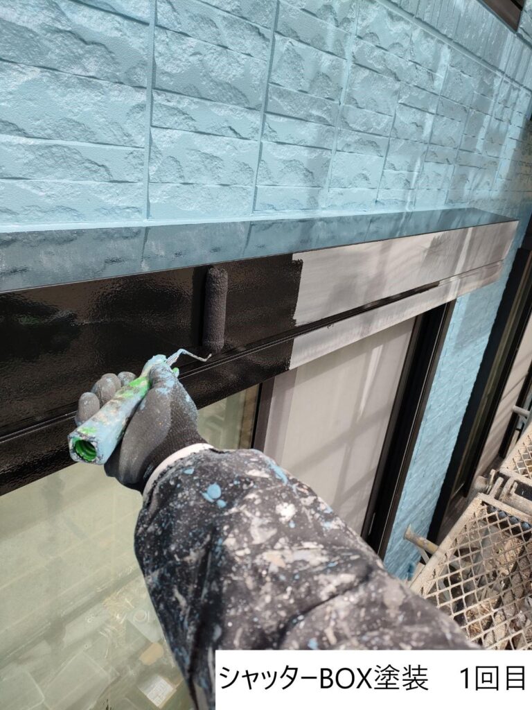 シャッターボックス塗装1回目です。お家の塗替えに伴い全体的に色を合わせて一緒に塗替えします。