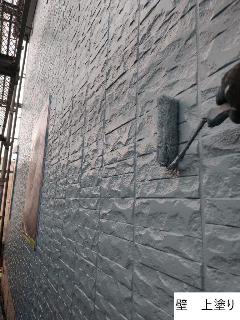 外壁の上塗りを行います。<br />
塗料の性能を十分に発揮させるためには、上塗りの塗装が必要不可欠です。