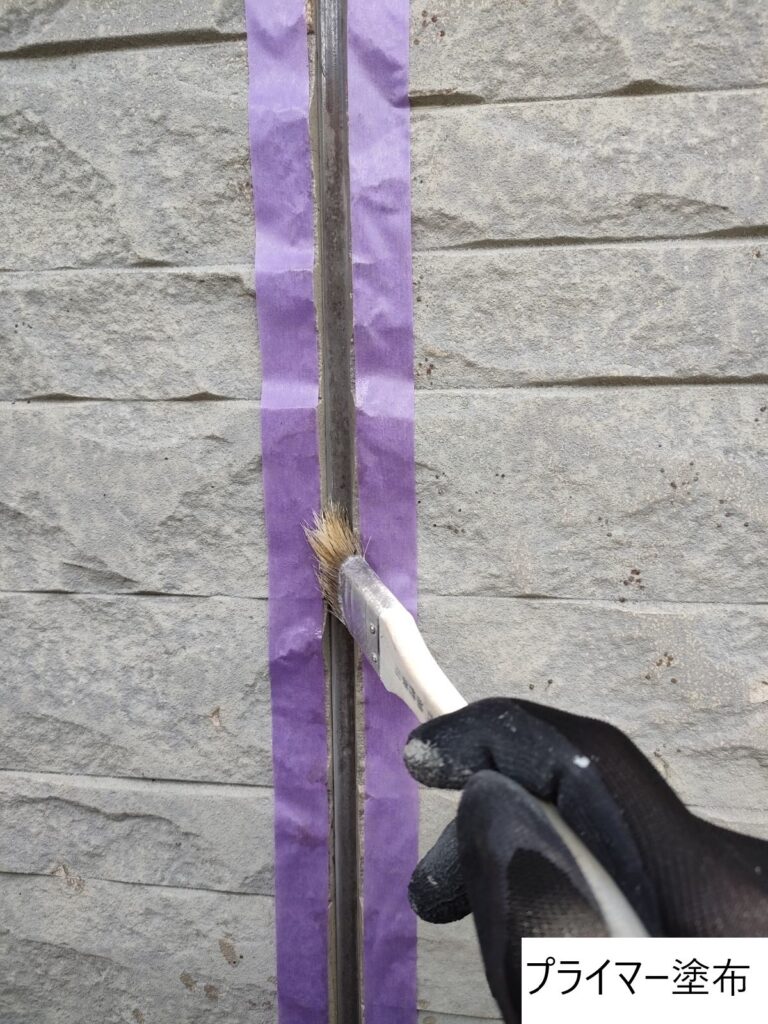 新しいシーリング（コーキング）を打ち込む前にプライマーを散布して強度をあげます。