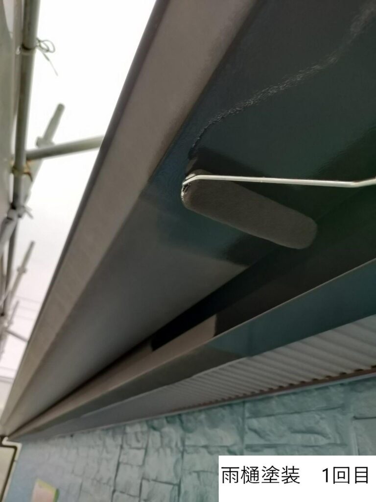 雨樋塗装1回目です。<br />
雨樋の塗装を行います。<br />
雨樋はほとんどの場合が「塩化ビニル」というプラスチック素材で出来ています。<br />
プラスチックは紫外線に当たり続けると、衝撃に弱くなって割れてしまうため、紫外線による劣化を防ぐためにも塗装が大切です。