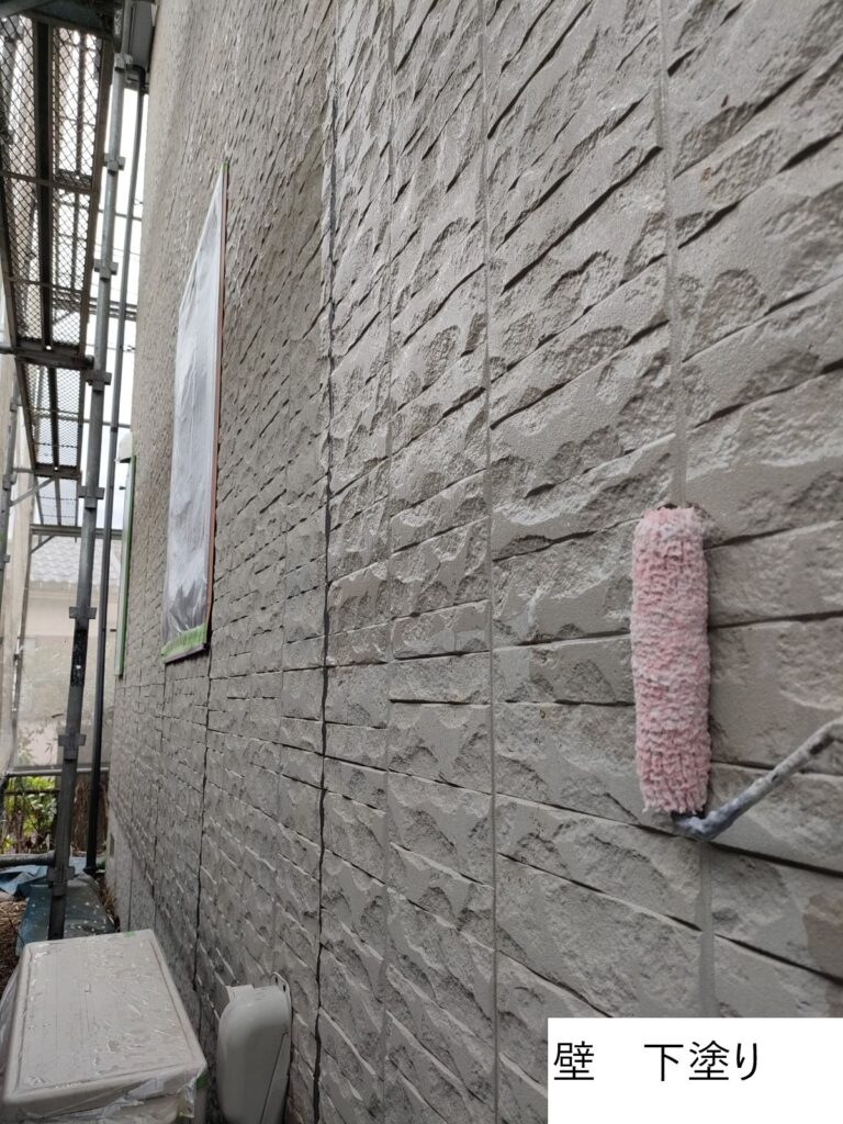 外壁の下塗りを行います。<br />
下塗りは外壁材と中塗り・上塗り塗料との接着力を強め、耐久性に優れた外壁塗膜を作り出す、大切な工程です。