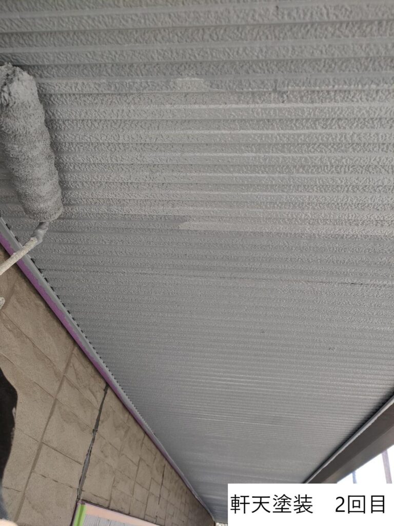 軒天の塗装2回目を行います。<br />
細かな塗装も手作業で丁寧に塗装していきます。<br />
