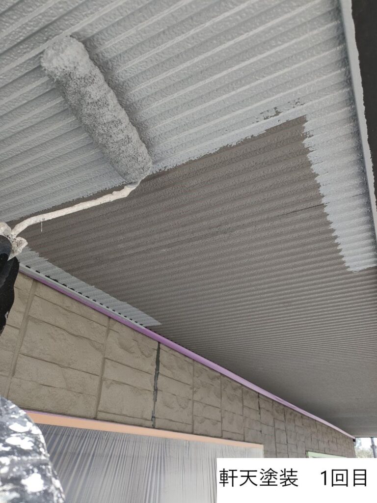 軒天の塗装1回目を行います。<br />
軒天井を定期的に塗装することで見た目を良くすることはもちろん、水の刺激から建材を守り腐食や変形を防ぐことも重要となってきます。<br />

