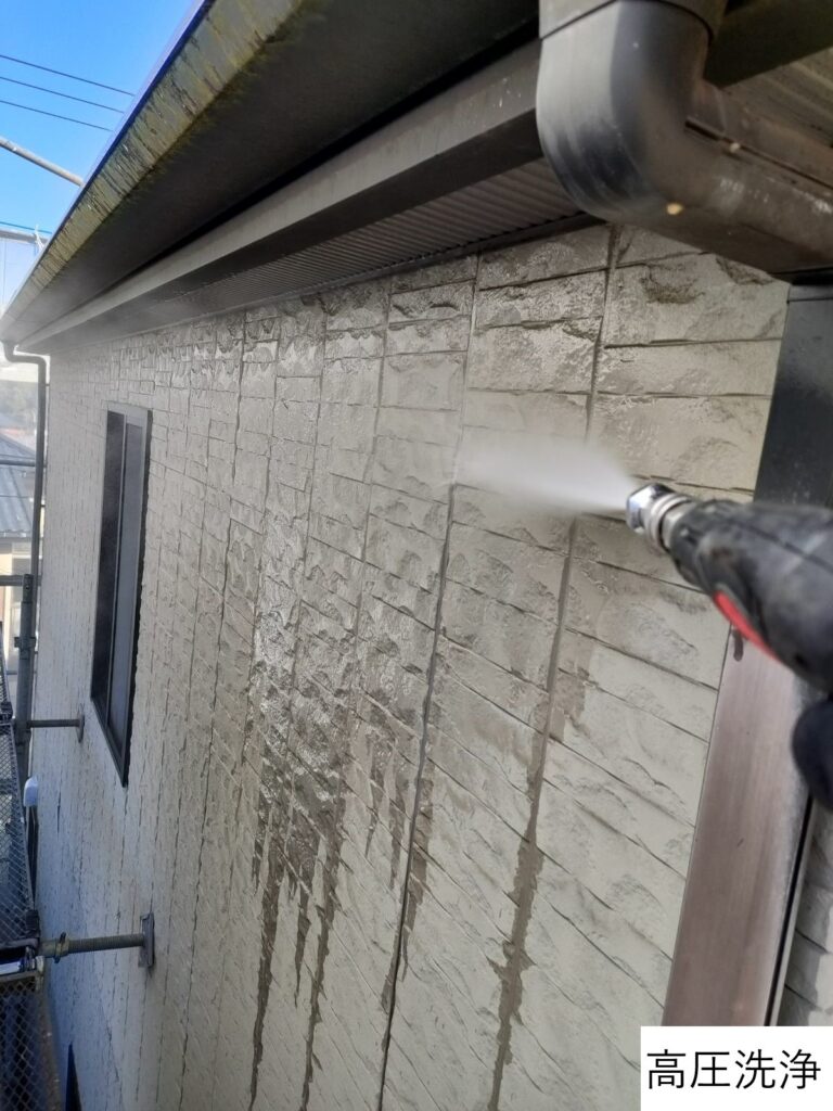 高圧洗浄です。高圧洗浄をすることで、屋根の汚れや塗装残りなどをしっかりと落とし、塗装ののりをよくします。