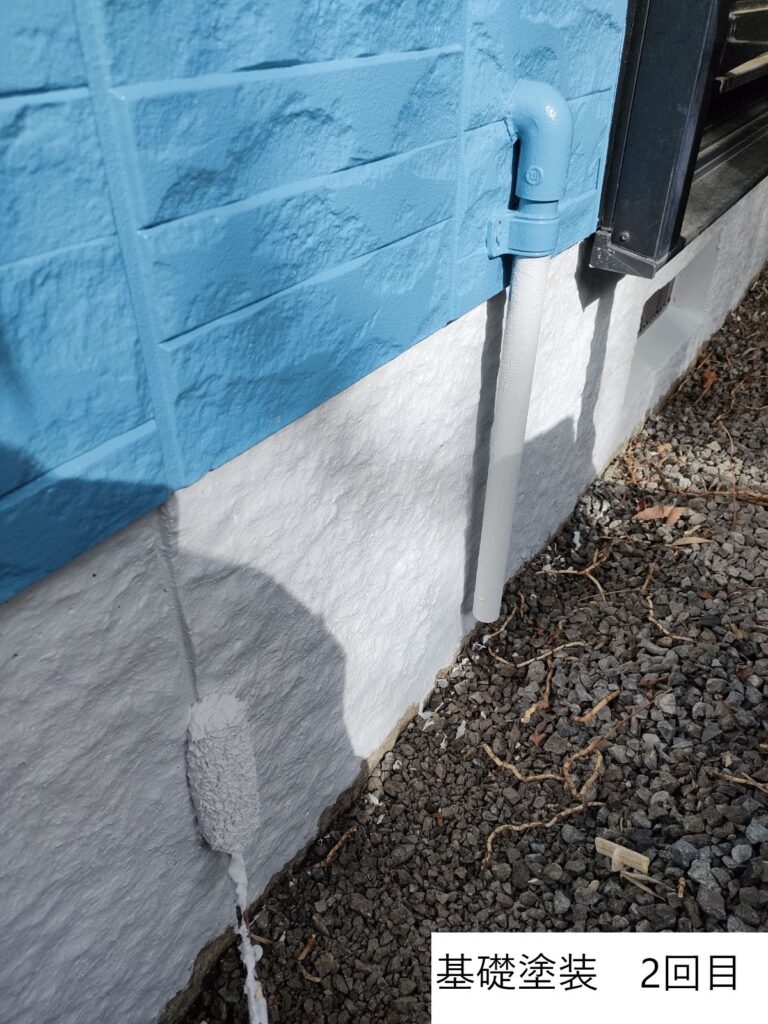 基礎塗装は、これらの外部からの影響を受ける基礎部分を保護し、建物の耐久性を高めるために行われます。