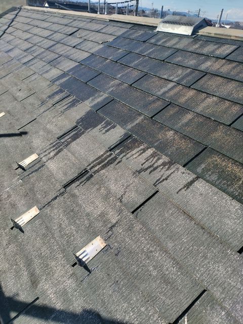 屋根の施工前です。汚れや屋根のひび割れ等が目立ちます。