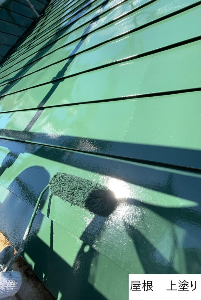 屋根の上塗りを行います。<br />
塗料の性能を十分に発揮させるためには、上塗りの塗装が必要不可欠です。