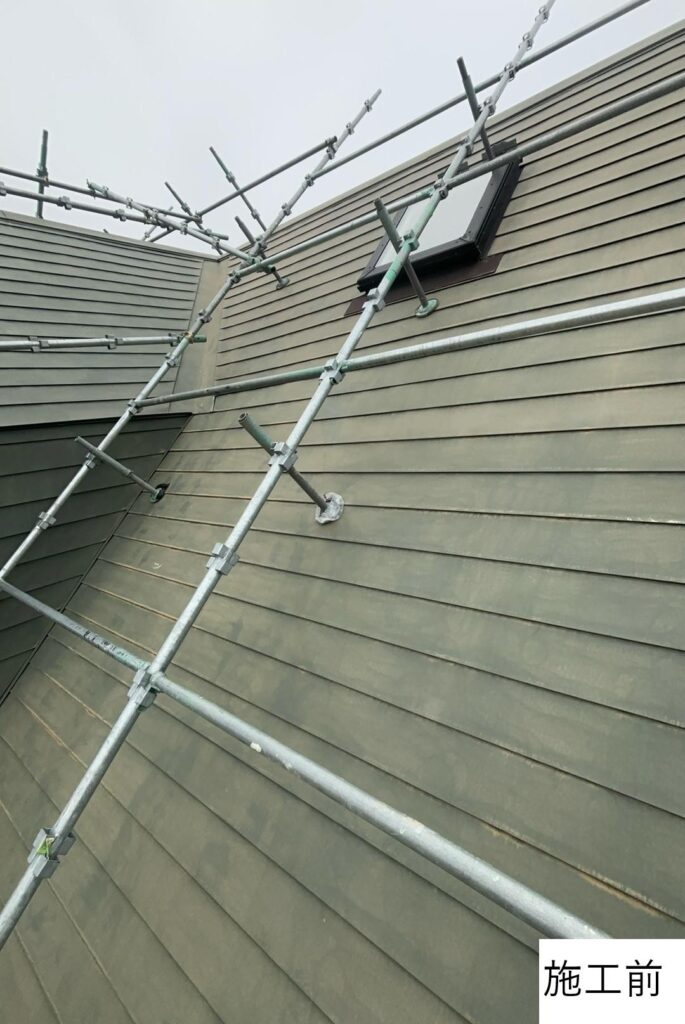 施工前の屋根のお写真です。<br />
全面塗装が剝がれ下地がむき出しになっています。