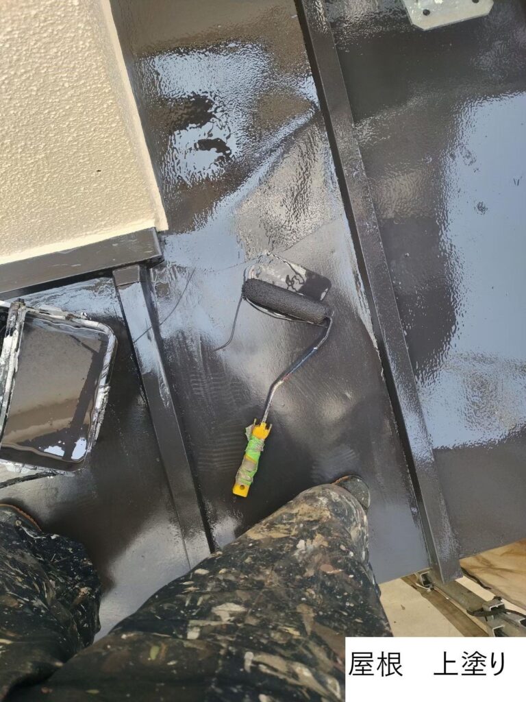 屋根の上塗りを行います。<br />
塗膜の劣化の原因となるラジカルを制御することができるため、劣化を防ぐことができ、優れた耐用年数を期待することができます。