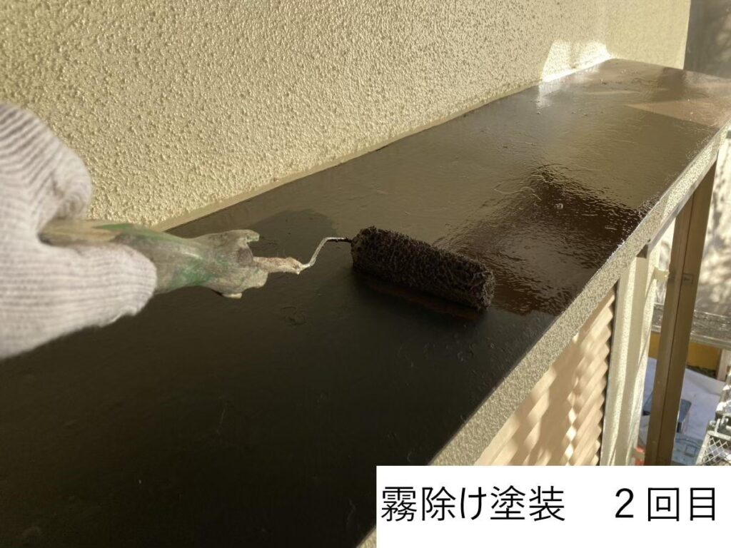 霧除け塗装2回目です。<br />
霧除けは雨を防ぐ役割があるのでとても劣化しやすいです。また、意外と目立つ部分ですので外壁塗装時に併せ塗装して劣化を防ぐことをおすすめします。