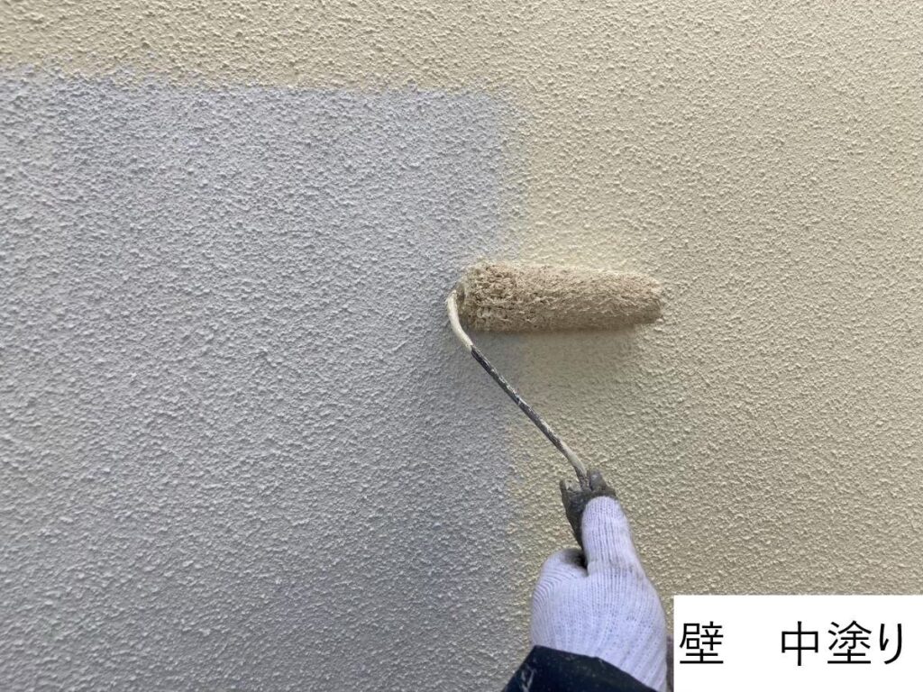 外壁の中塗りを行います。<br />
中塗りの段階で凹凸などのない平らでなめらかな下地をつくっておくことで、上塗りがきれいに塗れるため、より美しく仕上げることができます。