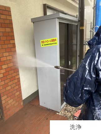 外壁塗装における高圧洗浄作業は、せっかく塗装した塗料がたった数年で剥がれてしまわないように、外壁の表面にある古い塗膜を取り除くために行います。