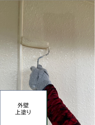 外壁の上塗りを行います。<br />
塗料の性能を十分に発揮させるためには、上塗りの塗装が必要不可欠です。