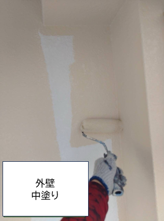 外壁の中塗りを行います。<br />
中塗りの段階で凹凸などのない平らでなめらかな下地をつくっておくことで、上塗りがきれいに塗れるため、より美しく仕上げることができます。