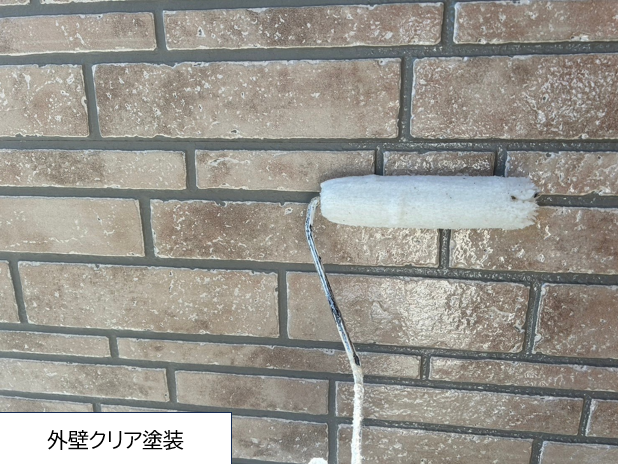 クリア塗装1回目です。クリア塗装は全行程2回塗です。<br />
タイル部分はクリア塗装をおこないます。透明の塗料を使って塗装します。<br />
