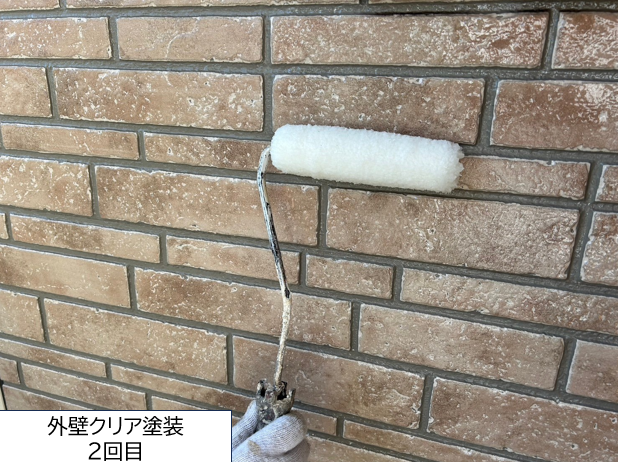 クリア塗装2回目です。外壁の素材や色、柄、またはデザインを維持しながら艶出しや保護ができますし、手触りがよくなる塗装です。