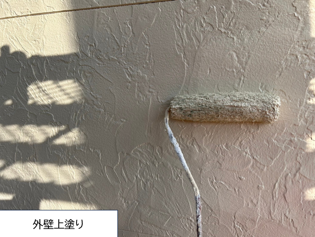 外壁の上塗りを行います。<br />
塗料の性能を十分に発揮させるためには、上塗りの塗装が必要不可欠です。