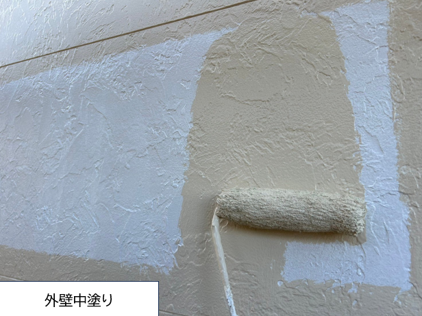 外壁の中塗りを行います。<br />
中塗りの段階で凹凸などのない平らでなめらかな下地をつくっておくことで、上塗りがきれいに塗れるため、より美しく仕上げることができます。
