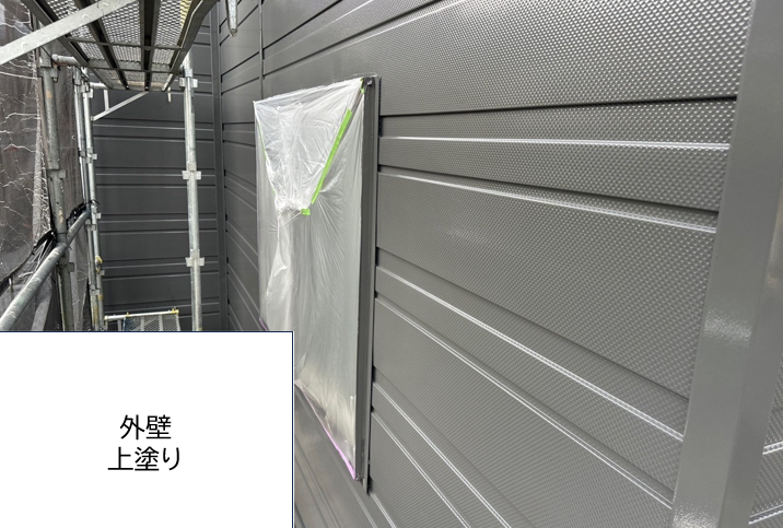 外壁の上塗りを行います。<br />
塗料の性能を十分に発揮させるためには、上塗りの塗装が必要不可欠です。