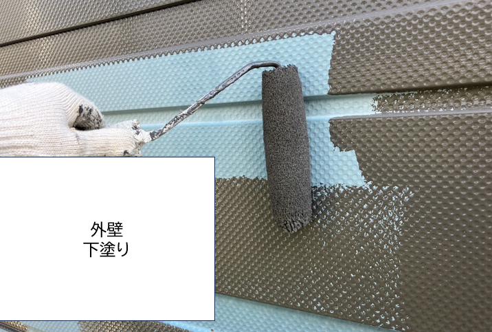 外壁の下塗りを行います。<br />
下塗りは外壁材と中塗り・上塗り塗料との接着力を強め、耐久性に優れた外壁塗膜を作り出す、大切な工程です。