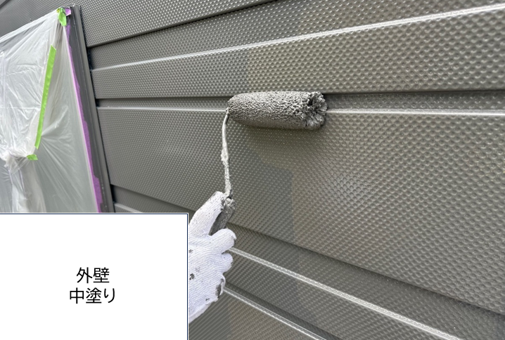 外壁の中塗りを行います。<br />
中塗りの段階で凹凸などのない平らでなめらかな下地をつくっておくことで、上塗りがきれいに塗れるため、より美しく仕上げることができます。