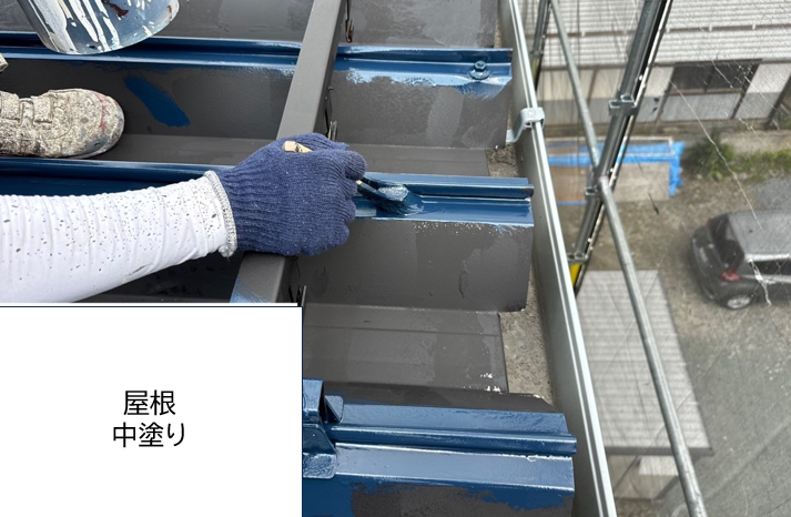 屋根の中塗りを行います。<br />
屋根の劣化を放置すると雨が入り込みやすくなり建物内部の腐食が発生しやすくなります。