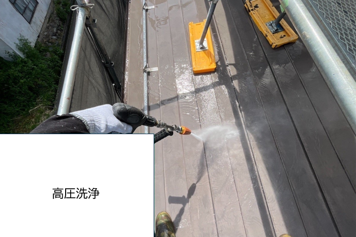 高圧洗浄です。高圧洗浄をすることで、外壁の汚れや塗装残りなどをしっかりと落とし、塗装ののりをよくします。