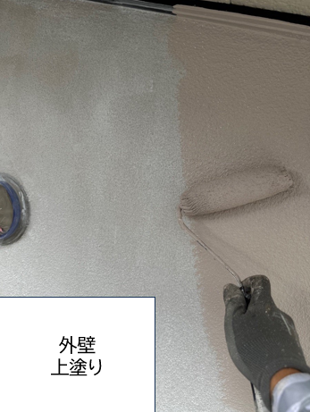 外壁の上塗りを行います。<br />
塗料の性能を十分に発揮させるためには、上塗りの塗装が必要不可欠です。