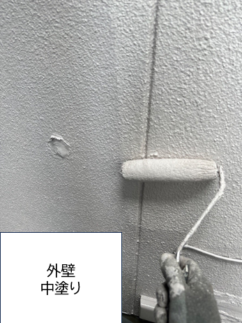 外壁の中塗りを行います。<br />
中塗りの段階で凹凸などのない平らでなめらかな下地をつくっておくことで、上塗りがきれいに塗れるため、より美しく仕上げることができます。