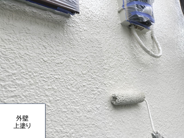 外壁の上塗りを行います。<br />
塗料の性能を十分に発揮させるためには、上塗りの塗装が必要不可欠です。